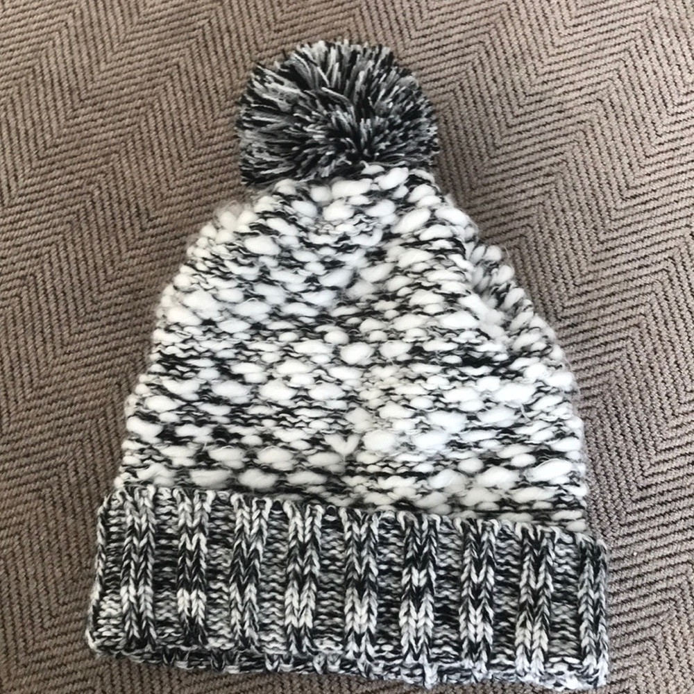 🍁 Pompom knit beanie